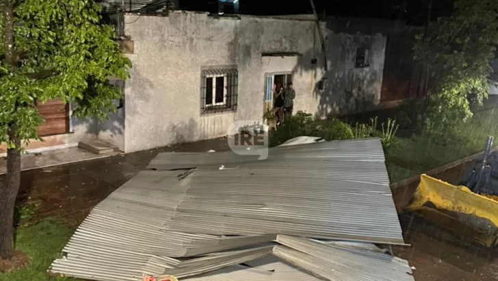 Alerta naranja en San Genaro: La tormenta voló un techo y actuaron los bomberos