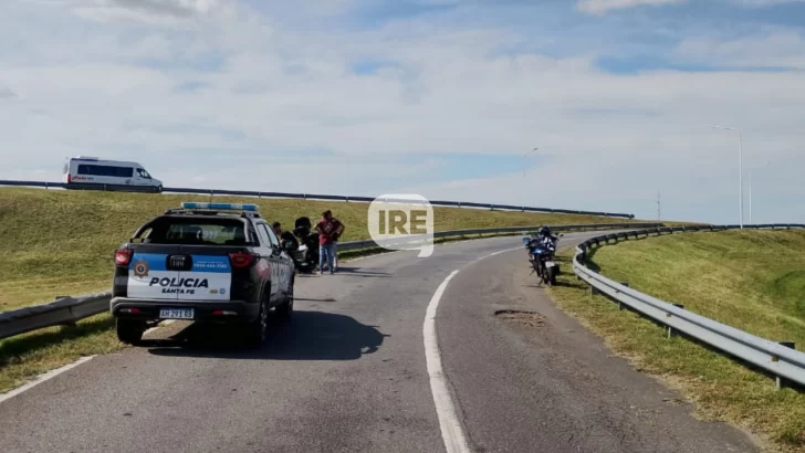 Un motociclista perdió el control en la subida de autopista en Monje y sufrió lesiones graves