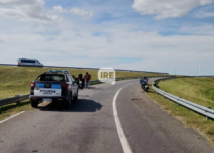 Un motociclista perdió el control en la subida de autopista en Monje y sufrió lesiones graves