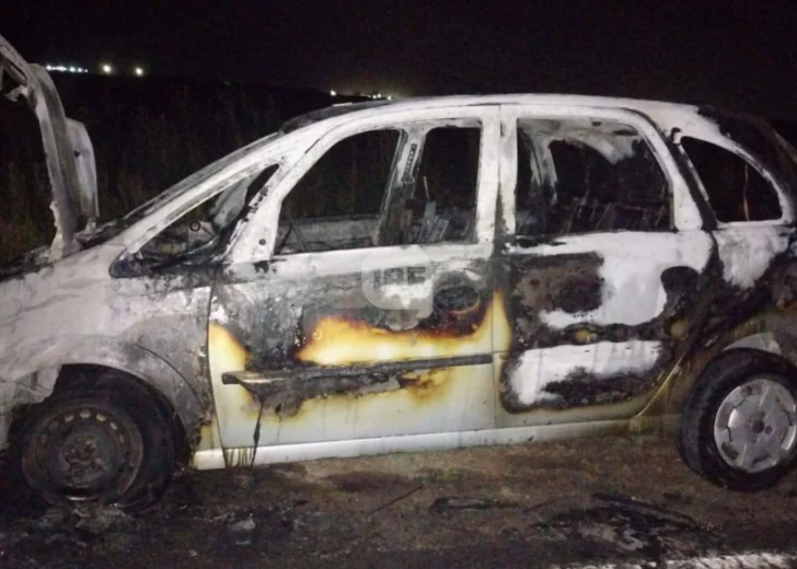 Un auto se quemó por completo en ruta 10 entre Serodino y Pueblo Andino