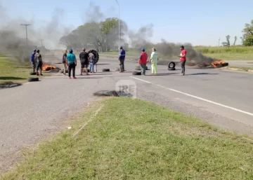 Pescadores retoman el corte en la ruta 11 ante la falta de respuestas: “Tienen que pensar en la gente” Pescadores retoman el corte en la ruta 11 ante la falta de respuestas: “Tienen que pensar en la gente”