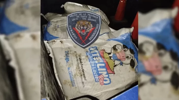 Circulaban sin luces, los interceptaron y fueron detenidos con 200 kilos de suplementos lácteos