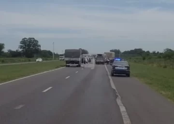 Choque en la autopista Rosario–Santa Fe: Un conductor quedó en estado precario tras el impacto en Coronda