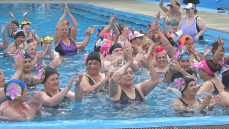 Puerto dio comienzo al verano con más de 200 mujeres en el Acuagym Floral