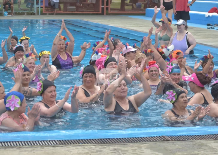 Puerto dio comienzo al verano con más de 200 mujeres en el Acuagym Floral Puerto dio comienzo al verano con más de 200 mujeres en el Acuagym Floral