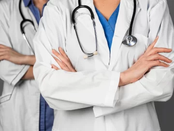 Día del Médico: Una jornada para valorar su compromiso con la salud