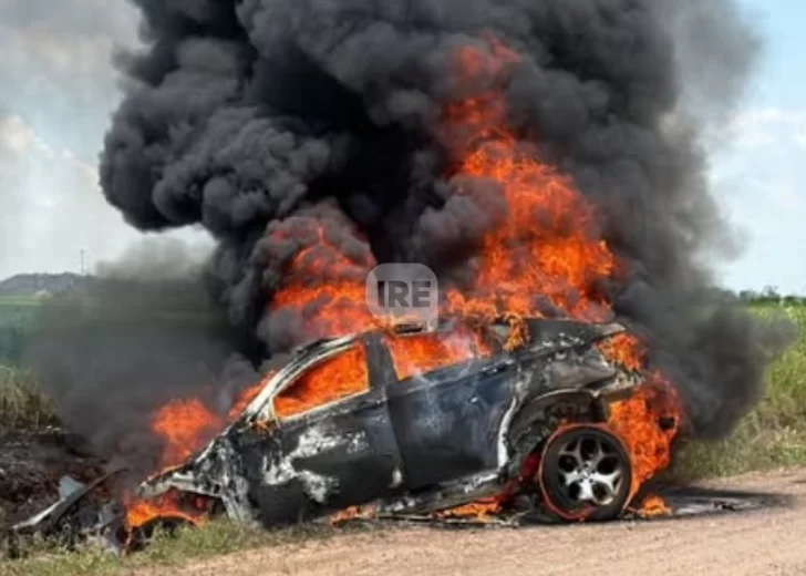 Una camioneta terminó envuelta en llamas tras volcar en Ricardone Una camioneta terminó envuelta en llamas tras volcar en Ricardone