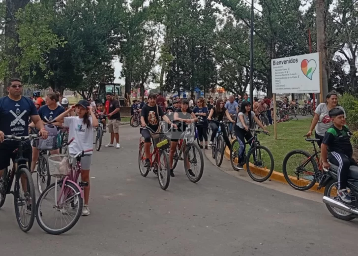 Puerto San Martín se puso en movimiento con una bicicleteada que convocó a toda la ciudad Puerto San Martín se puso en movimiento con una bicicleteada que convocó a toda la ciudad