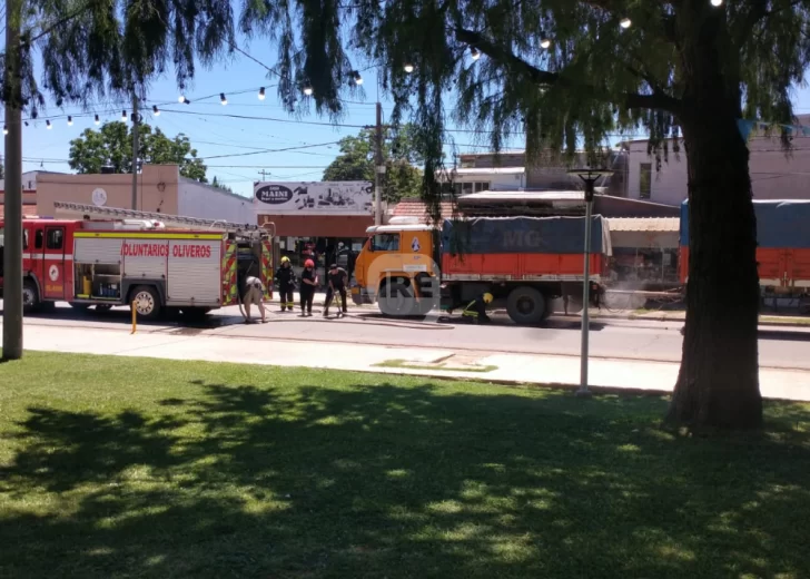 Un camión tomó fuego mientras transitaba la Ruta 11 y detuvo su marcha en el centro de Oliveros Un camión tomó fuego mientras transitaba la Ruta 11 y detuvo su marcha en el centro de Oliveros