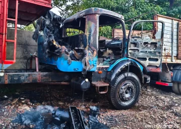 Incendio en un taller mecánico de San Lorenzo: Un camión terminó destruido