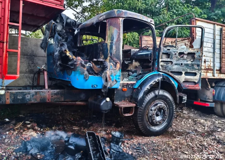 Incendio en un taller mecánico de San Lorenzo: Un camión terminó destruido Incendio en un taller mecánico de San Lorenzo: Un camión terminó destruido