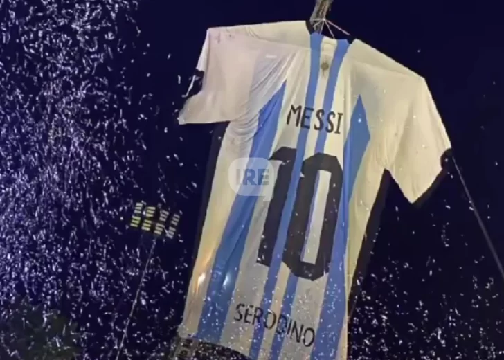 La camiseta argentina gigante, creada en Serodino, estará presente en la inauguración del aeropuerto de Rosario La camiseta argentina gigante, creada en Serodino, estará presente en la inauguración del aeropuerto de Rosario