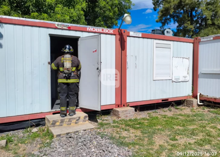 Bomberos de San Lorenzo apagaron un incendio en los vestuarios de la empresa NCA y lograron controlar la situación en minutos Bomberos de San Lorenzo apagaron un incendio en los vestuarios de la empresa NCA y lograron controlar la situación en minutos
