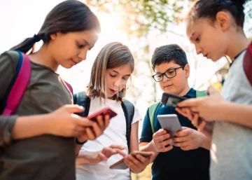 Australia bloquea el acceso de menores en redes sociales: ¿Argentina puede hacer lo mismo?