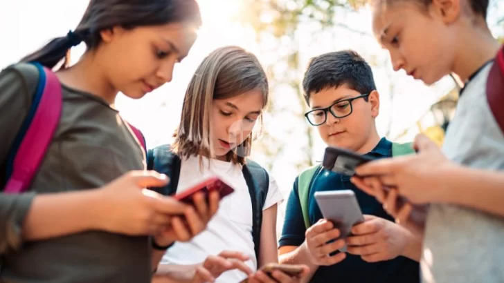Australia bloquea el acceso de menores en redes sociales: ¿Argentina puede hacer lo mismo?
