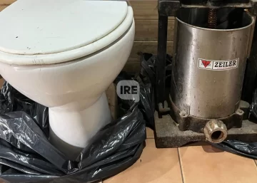 San Lorenzo: Detuvieron a dos hombres que escapaban con un inodoro y una prensa choricera robados de un bar