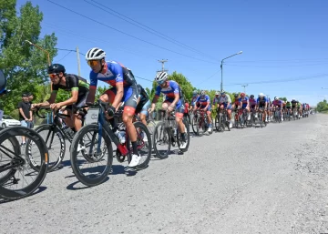 A 100 años de su primera edición, la carrera Santa Fe–Rosario vuelve a rodar A 100 años de su primera edición, la carrera Santa Fe–Rosario vuelve a rodar