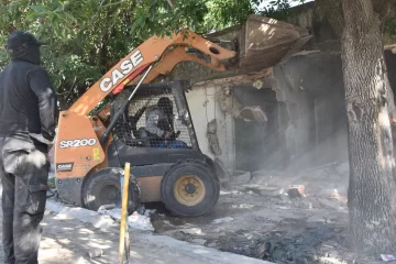 Derribaron el primer búnker de drogas en Capitán Bermúdez y ya suman 98 en toda la provincia Derribaron el primer búnker de drogas en Capitán Bermúdez y ya suman 98 en toda la provincia