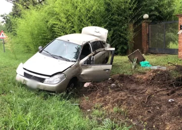 Tremendo accidente en Oliveros: Un auto volcó en ruta 11 y el conductor logró salir por sus propios medios