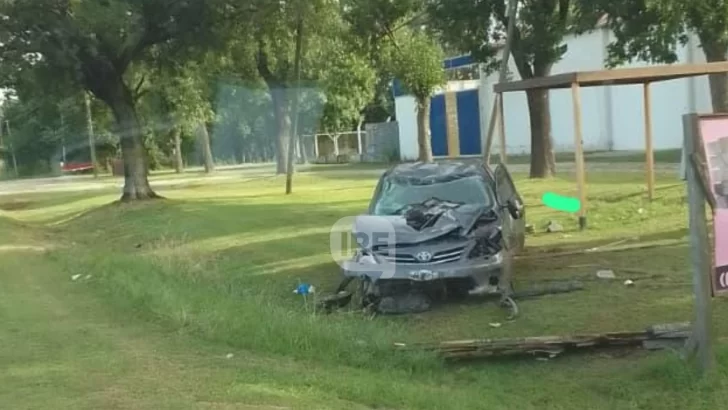 Dos jóvenes de Timbúes protagonizaron un terrible vuelco sobre ruta 11 en Oliveros Dos jóvenes de Timbúes protagonizaron un terrible vuelco sobre ruta 11 en Oliveros