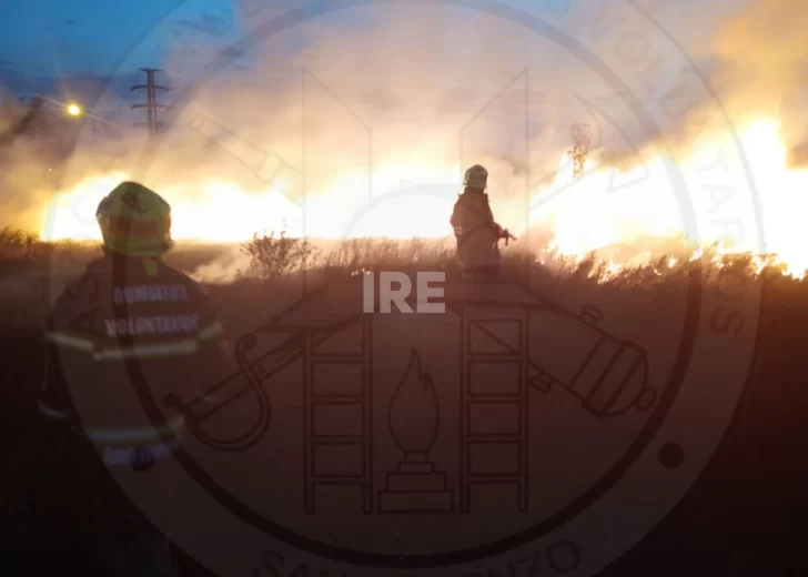 Bomberos de San Lorenzo controlaron un incendio de gran magnitud en un terreno baldío Bomberos de San Lorenzo controlaron un incendio de gran magnitud en un terreno baldío