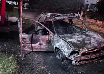 Susto en Fray Luis Beltrán: Un fuerte estruendo despertó a los vecinos por el incendio de un auto Susto en Fray Luis Beltrán: Un fuerte estruendo despertó a los vecinos por el incendio de un auto