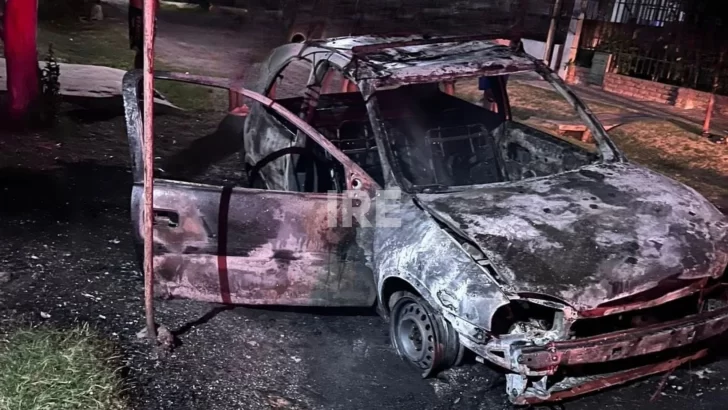 Susto en Fray Luis Beltrán: Un fuerte estruendo despertó a los vecinos por el incendio de un auto Susto en Fray Luis Beltrán: Un fuerte estruendo despertó a los vecinos por el incendio de un auto