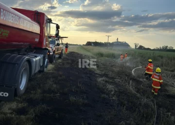 Fuego en la banquina de la Ruta 91: Rápida intervención de Bomberos de Totoras Fuego en la banquina de la Ruta 91: Rápida intervención de Bomberos de Totoras