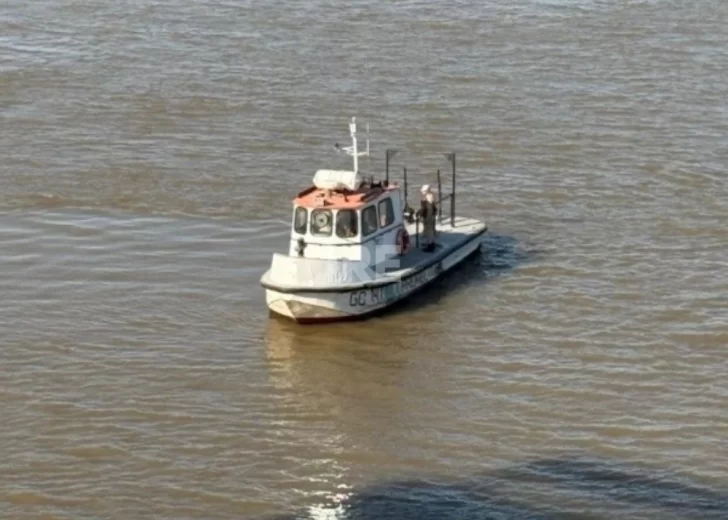 Buscan a un chico que desapareció mientras se bañaba en el Río Paraná en Puerto San Martín Buscan a un chico que desapareció mientras se bañaba en el Río Paraná en Puerto San Martín