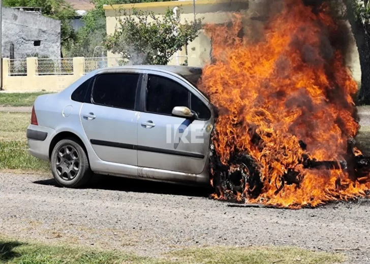 Susto en Maciel: Se incendió un auto y el conductor resultó ileso Susto en Maciel: Se incendió un auto y el conductor resultó ileso