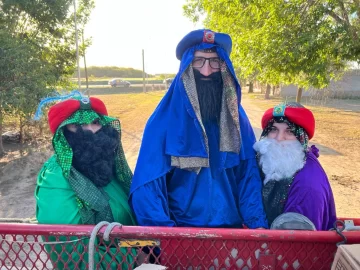 Junto a los Bomberos, los Reyes Magos repartirán caramelos en distintos puntos de Oliveros Junto a los Bomberos, los Reyes Magos repartirán caramelos en distintos puntos de Oliveros