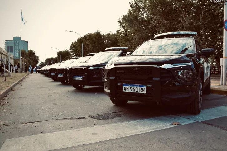 Más seguridad: El departamento San Lorenzo recibió ocho patrulleros, con dos nuevas unidades para Puerto San Martín Más seguridad: El departamento San Lorenzo recibió ocho patrulleros, con dos nuevas unidades para Puerto San Martín
