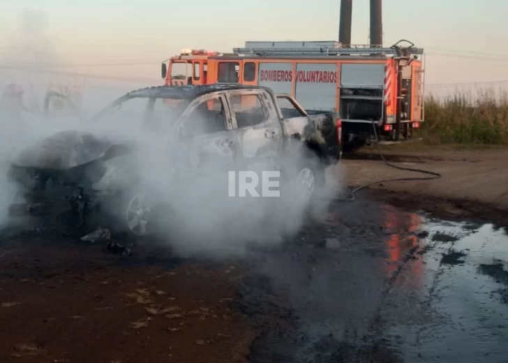 Una camioneta sufrió un desperfecto mecánico, chocó contra una columna y se incendió en Pueblo Andino Una camioneta sufrió un desperfecto mecánico, chocó contra una columna y se incendió en Pueblo Andino