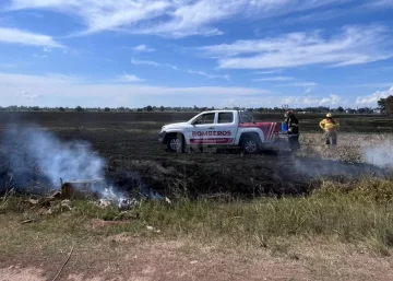 Incendio en un campo de Timbúes encendió la alarma y Bomberos refuerzan el llamado a la prevención Incendio en un campo de Timbúes encendió la alarma y Bomberos refuerzan el llamado a la prevención