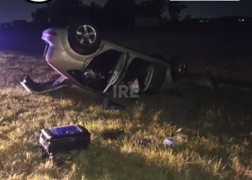 Se durmió al volante y volcó en la autopista Rosario-Córdoba: Dos jóvenes de San Lorenzo y Ricardone involucrados Se durmió al volante y volcó en la autopista Rosario-Córdoba: Dos jóvenes de San Lorenzo y Ricardone involucrados