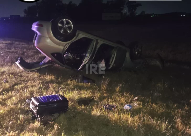 Se durmió al volante y volcó en la autopista Rosario-Córdoba: Dos jóvenes de San Lorenzo y Ricardone involucrados Se durmió al volante y volcó en la autopista Rosario-Córdoba: Dos jóvenes de San Lorenzo y Ricardone involucrados