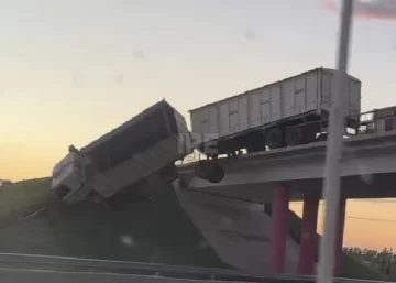 Un camión quedó colgando del puente de la A012 a la altura de San Lorenzo y hay corte total en la autopista Un camión quedó colgando del puente de la A012 a la altura de San Lorenzo y hay corte total en la autopista