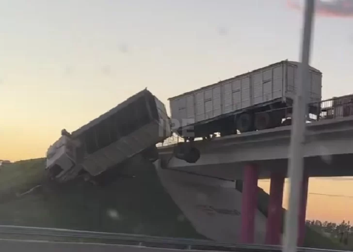 Un camión quedó colgando del puente de la A012 a la altura de San Lorenzo y hay corte total en la autopista Un camión quedó colgando del puente de la A012 a la altura de San Lorenzo y hay corte total en la autopista
