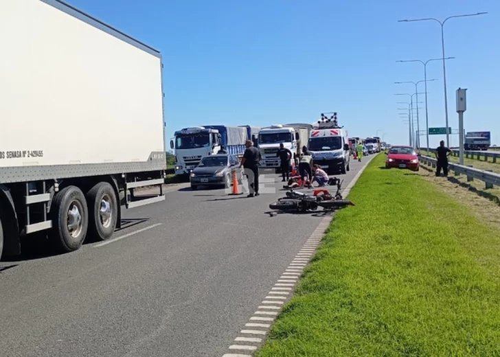 Un motociclista de Maciel chocó contra un camión en la autopista y debió ser hospitalizado Un motociclista de Maciel chocó contra un camión en la autopista y debió ser hospitalizado