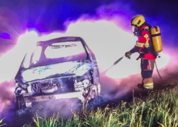 Un auto se incendió por completo frente al basural de Serodino en plena madrugada Un auto se incendió por completo frente al basural de Serodino en plena madrugada