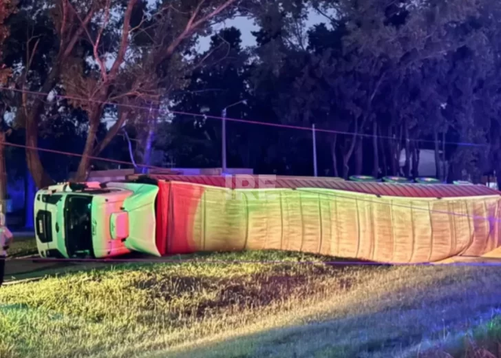 Brutal vuelco en la A012: Un camión arrancó un poste y dejó sin luz a parte de Ricardone Brutal vuelco en la A012: Un camión arrancó un poste y dejó sin luz a parte de Ricardone
