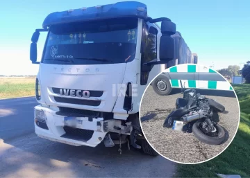 Choque entre un camión y una moto en Ruta 11 en Timbúes: Un joven resultó herido Choque entre un camión y una moto en Ruta 11 en Timbúes: Un joven resultó herido