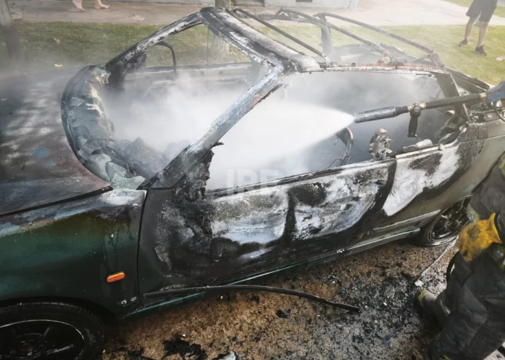 Incendio de un vehículo en San Lorenzo: Un Renault 12 quedó seriamente dañado Incendio de un vehículo en San Lorenzo: Un Renault 12 quedó seriamente dañado