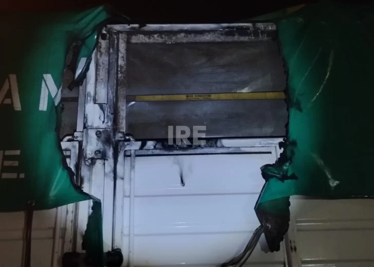 Puerto Gaboto: Investigan un principio de incendio en un camión estacionado en la vía pública Puerto Gaboto: Investigan un principio de incendio en un camión estacionado en la vía pública