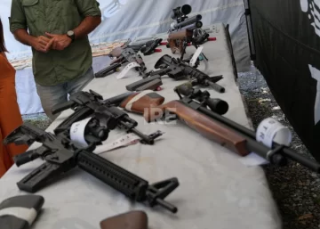 Fusiles, pistolas y millones: Desenterraron un arsenal en Roldán vinculado a una banda narco Fusiles, pistolas y millones: Desenterraron un arsenal en Roldán vinculado a una banda narco