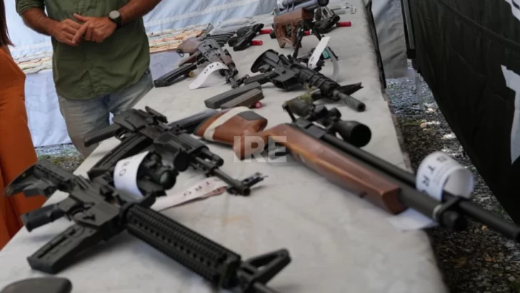 Fusiles, pistolas y millones: Desenterraron un arsenal en Roldán vinculado a una banda narco Fusiles, pistolas y millones: Desenterraron un arsenal en Roldán vinculado a una banda narco