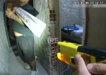 Rosario: Así usaron la Taser para reducir a un agresor en un caso de violencia de género Rosario: Así usaron la Taser para reducir a un agresor en un caso de violencia de género