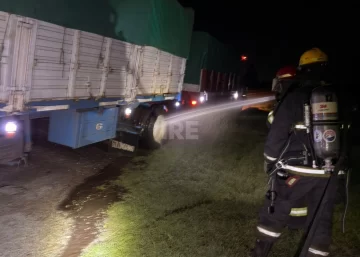 Bomberos de Totoras sofocaron el incendio de un camión en el kilómetro 68 de la Ruta 34 Bomberos de Totoras sofocaron el incendio de un camión en el kilómetro 68 de la Ruta 34
