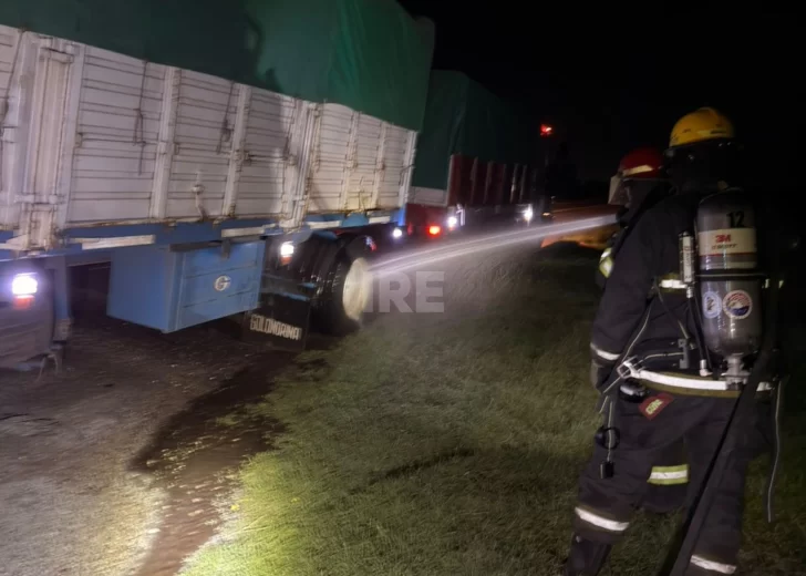 Bomberos de Totoras sofocaron el incendio de un camión en el kilómetro 68 de la Ruta 34 Bomberos de Totoras sofocaron el incendio de un camión en el kilómetro 68 de la Ruta 34