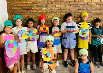 En la previa de Pascua, Oliveros vivió una tarde de chocolate y arte para los más chicos En la previa de Pascua, Oliveros vivió una tarde de chocolate y arte para los más chicos